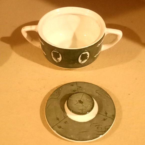 Vintage-Colonial Homestead by Royal. Handled Sugar Bowl with Lid & Creamer - Picture 3 of 12